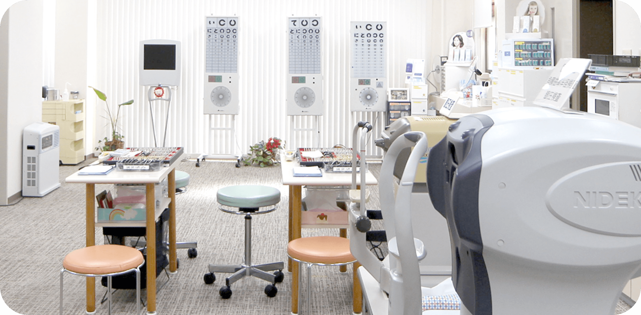 南海本線「貝塚」駅下車、水間線乗り換え「貝塚市役所前」駅下車すぐ横の『小池眼科クリニック』です。一般眼科外来をはじめ、白内障、緑内障、糖尿病網膜症、結膜炎、斜視、弱視、コンタクトレンズ処方、眼鏡処方などを行っています。目の気になる症状がある方はなんでもご相談ください。